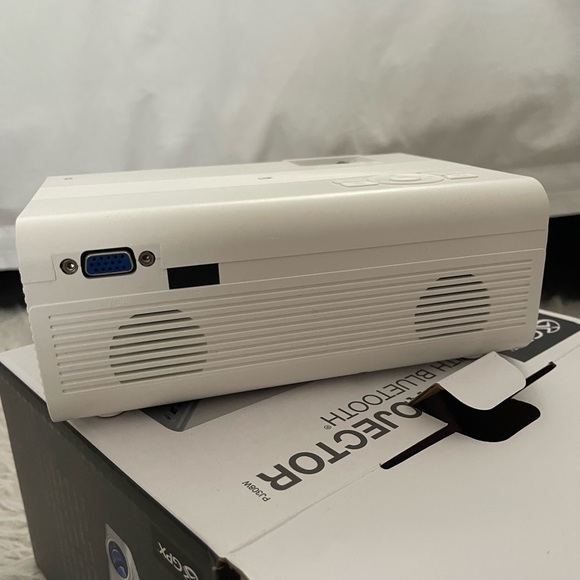 GPX mini projector with Bluetooth - Picture 8 of 9